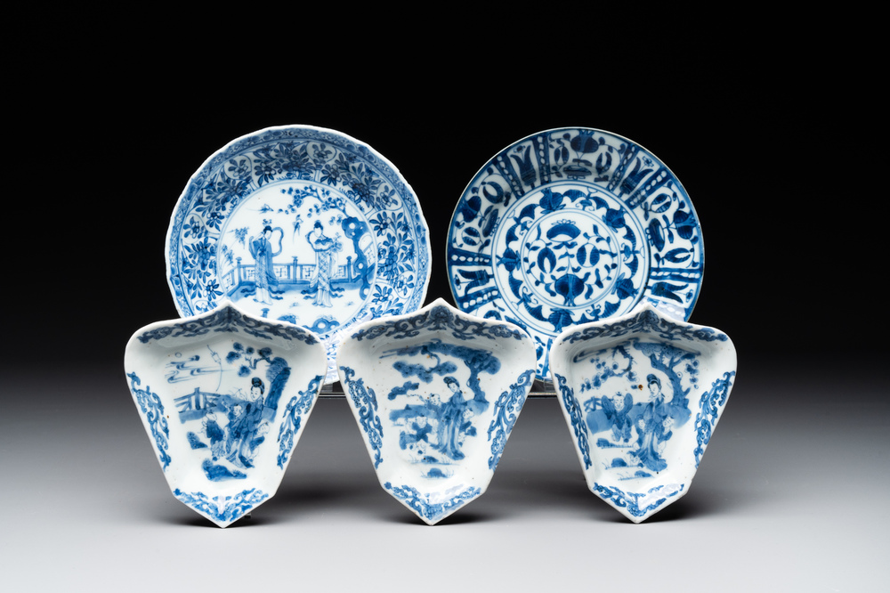 Three Chinese blue and white dishes and two plates, Kangxi