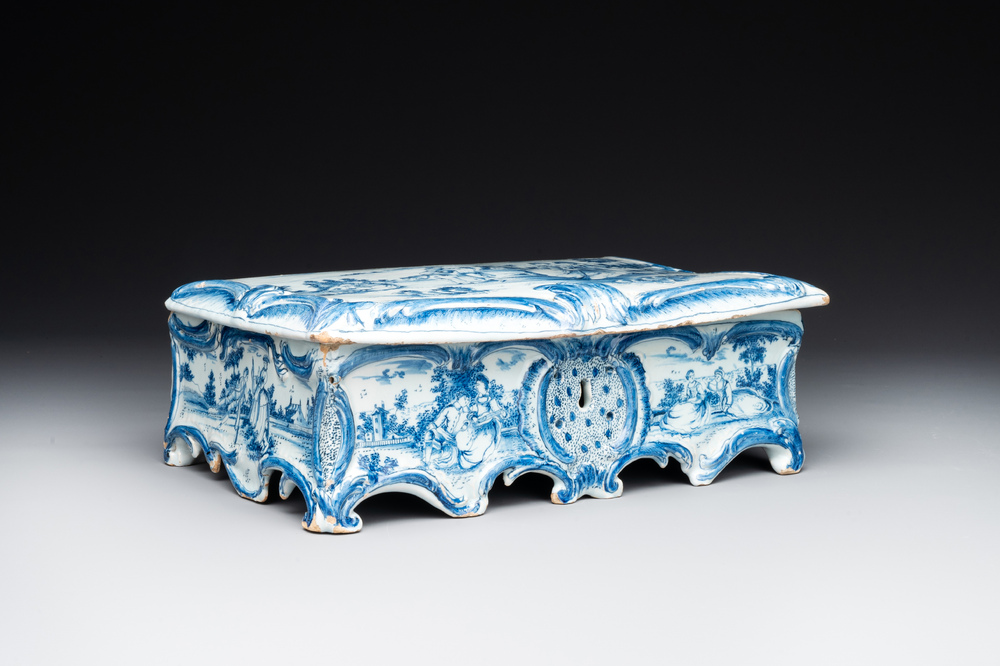 A rare blue and white Dutch Delft jewellery casket and cover, 18th C.