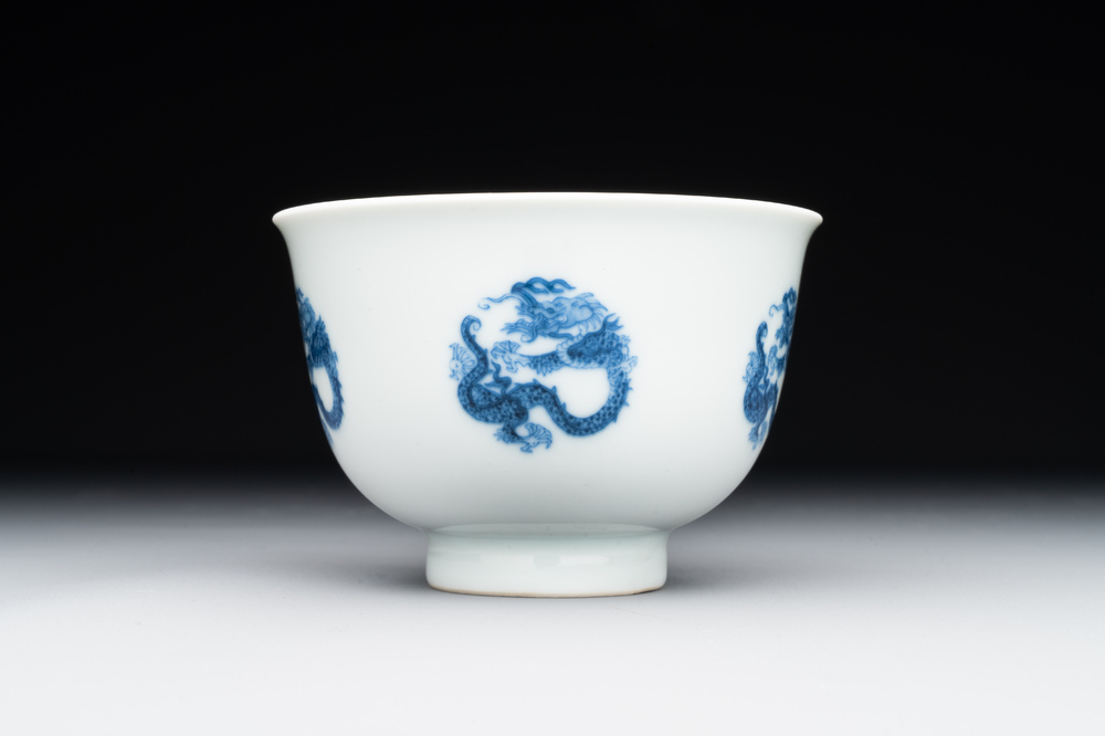 A Chinese blue and white 'dragon' cup, Kangxi mark, 19/20th C.