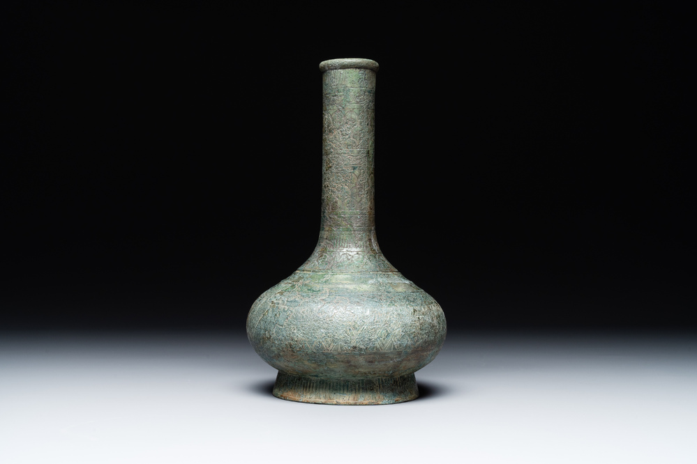An unusual Chinese archaic bronze arrow vase, 'touhu 投壺', Han
