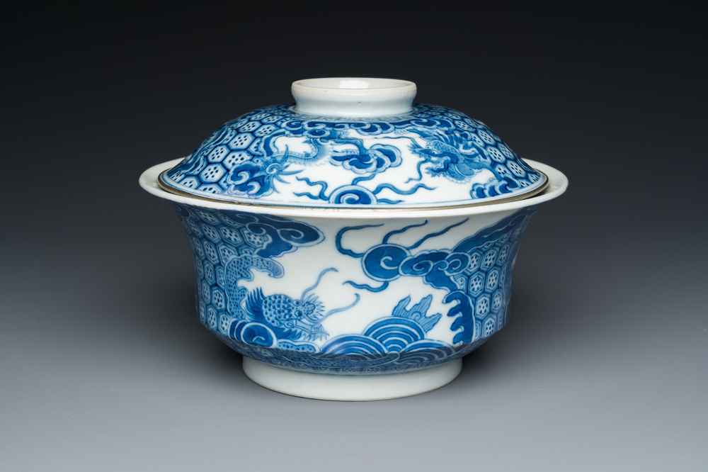 A Chinese blue and white 'Bleu de Hue' bowl and cover for the Vietnamese market, dragon mark for the reign of Thiệu Trị, 1841-1847