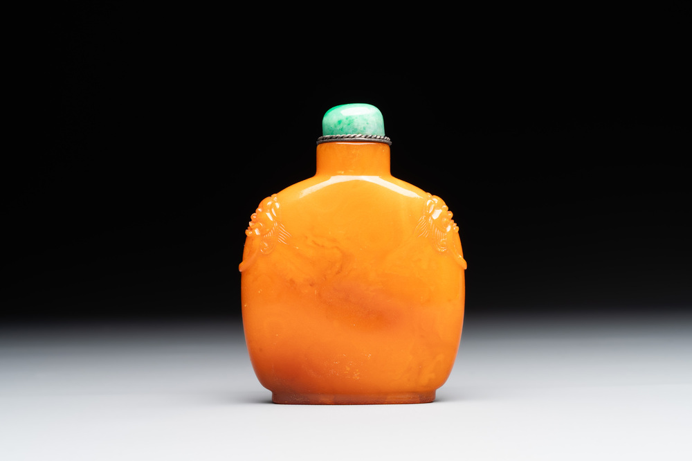A rare Chinese amber lion-handled snuff bottle, 19th C.