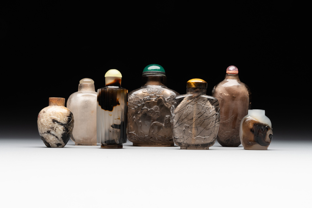 Seven Chinese smoky quartz, agate and hardstone snuff bottles, 19/20th C.