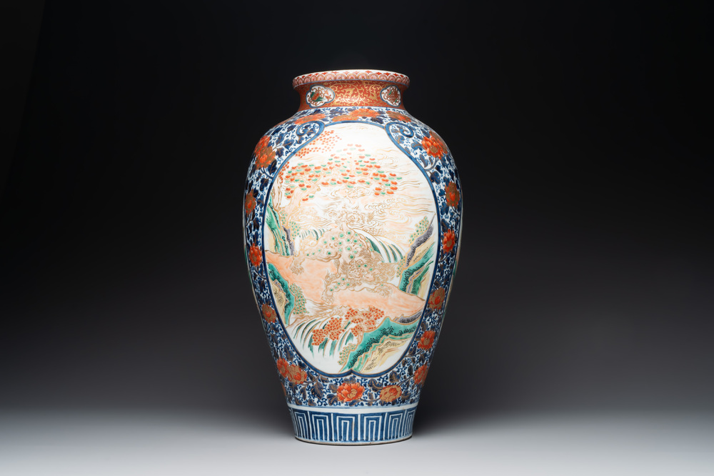 A large Japanese Imari 'shishi lion' vase, Meiji, 19th C.