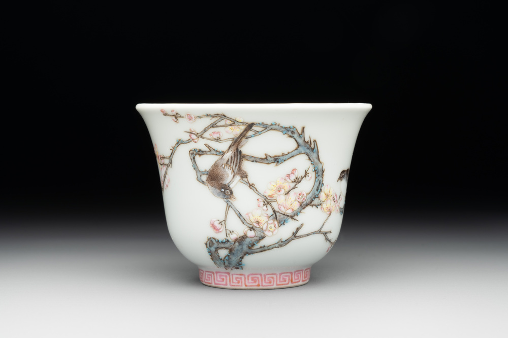 A fine Chinese famille rose 'prunus and magpie' cup, Qing Shen Xuan 清慎軒 mark, 19th C.