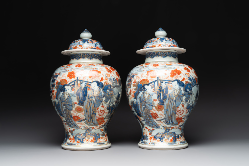 A pair of fine Chinese Imari-style vases and covers with narrative design, Kangxi