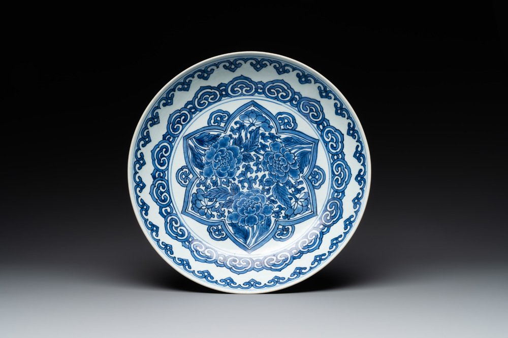 A Chinese blue and white dish with floral design, Kangxi