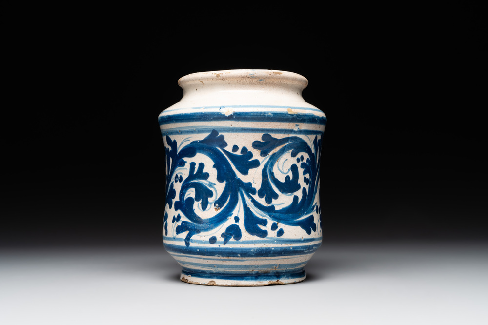 A blue and white Italian maiolica albarello, 16/17th C.