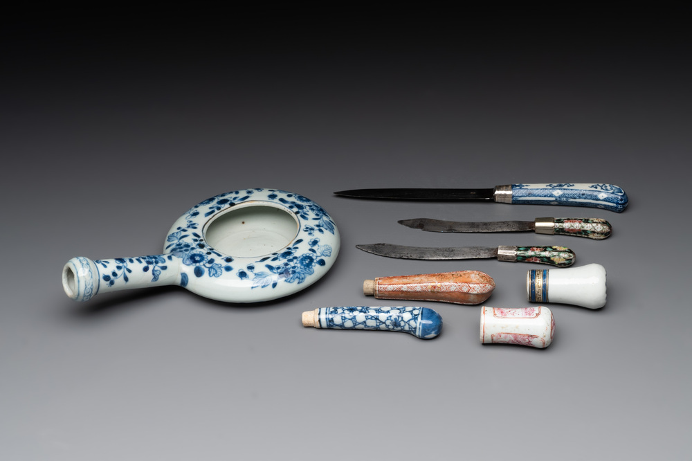 A Chinese porcelain spittoon, two walking stick knobs, five knife handles, Kangxi/Qianlong