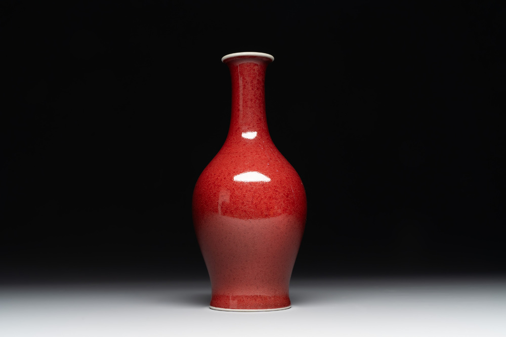 A Chinese monochrome copper-red-glazed vase, Xuande mark, 18/19th C.