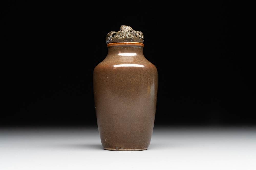 A rare Chinese monochrome teadust-glazed snuff bottle with a bronze 'dragon' stopper, 18/19th C.