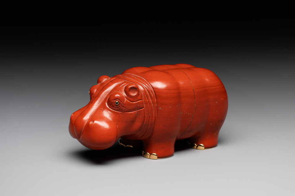 An 18kt gold mounted red jasper hippopotamus with sapphire inset eyes in Faberg&eacute;-style, early 20th C.