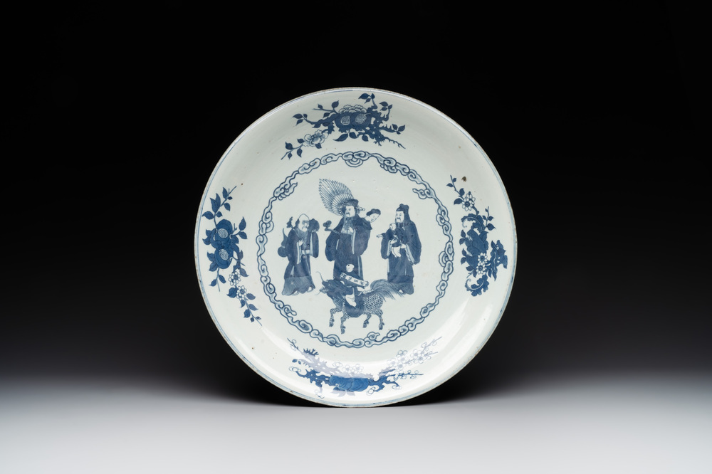 A large Chinese blue and white 'Bleu de Hue' dish for the Vietnamese market, Shi De Ding Zhi 世德定製 mark, 19th C.