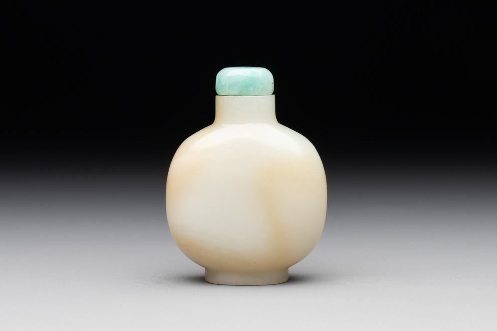 A Chinese white jade snuff bottle with jadeite stopper, 18/19th C.