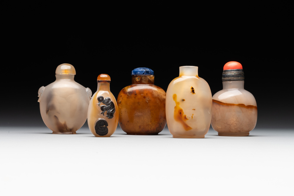 Five Chinese agate snuff bottles, 19/20th C.