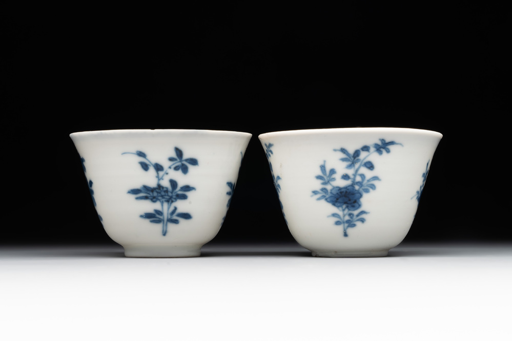 A pair of fine Chinese blue and white cups, Chenghua mark, Kangxi