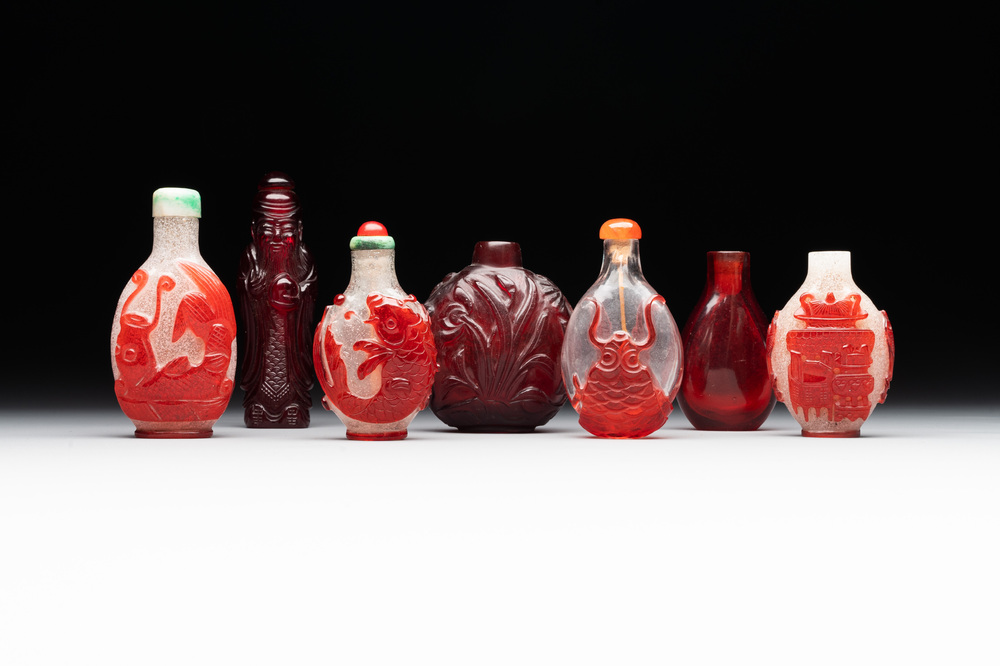 A group of seven Chinese red-overlay glass and red glass snuff bottles, 19/20th C.