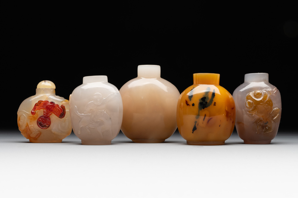 Five Chinese agate snuff bottles, 19/20th C.