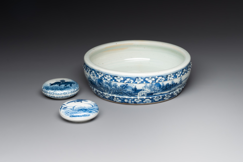A Chinese blue and white brush washer and two seal paste boxes and covers, Qianlong mark, 19th C.