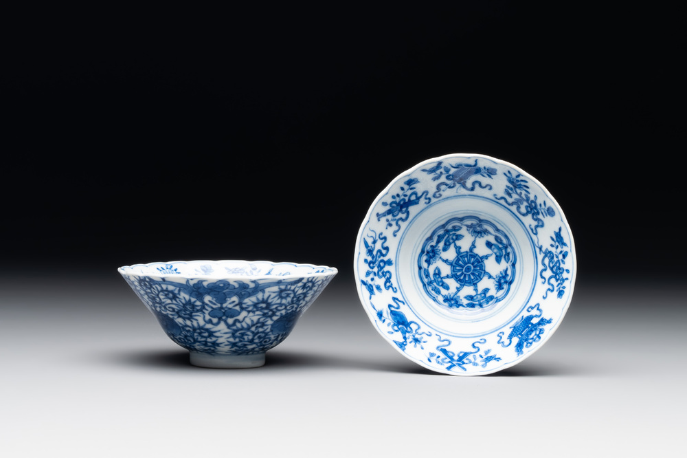A pair of fine Chinese blue and white ' bats and flowers' bowls, Yongzheng mark, 19th C.