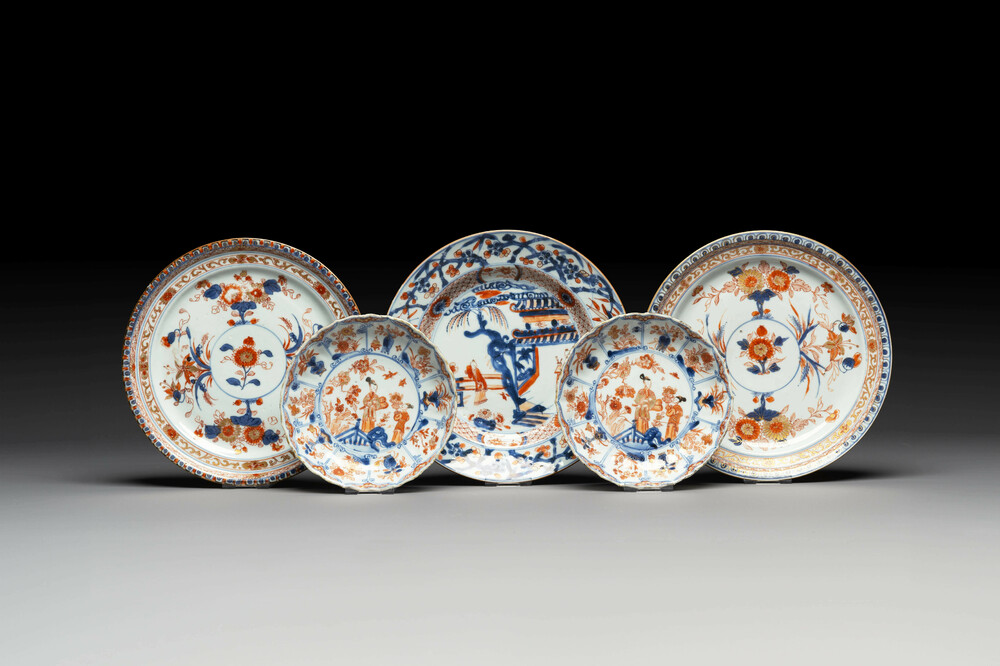 A pair of Chinese Imari-style plates, a plate and a pair of saucers, Kangxi/Yongzheng