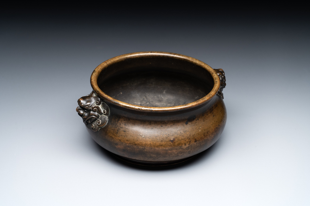A Chinese bronze censer with lion-form handles, Xuande mark, 17/18th C.