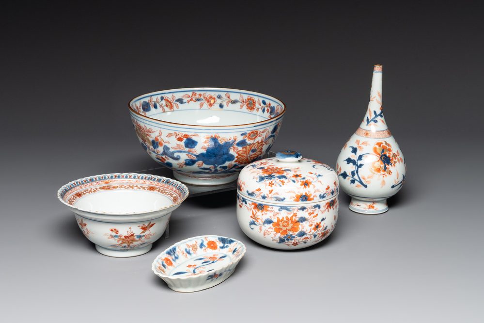 A collection of five Chinese Imari-style wares, Kangxi/Qianlong