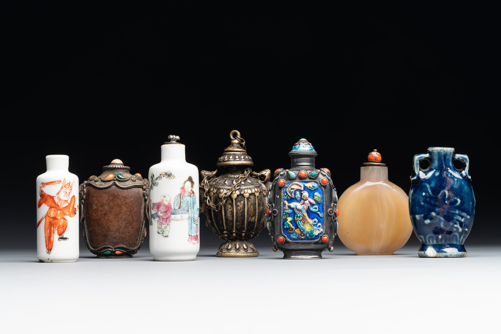 A collection of seven Chinese snuff bottles, 19/20th C.