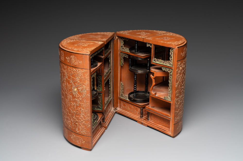 A Chinese bamboo veneered wooden cabinet of curiosities with flower scroll design, 18/19th C.