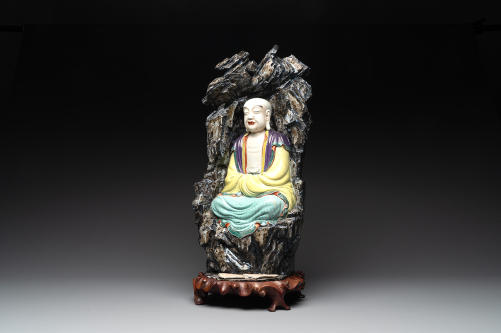 A Chinese polychrome-glazed group with Vanavasin, Qianlong mark, 19th C.