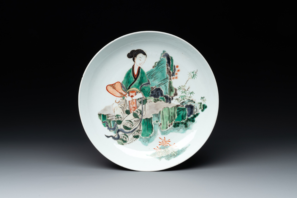 A Chinese famille verte 'lady' plate, 19th C.