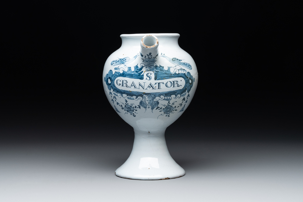 A Dutch Delft blue and white wet drug or syrup jar inscribed 'S GRANATOR', 18th C.