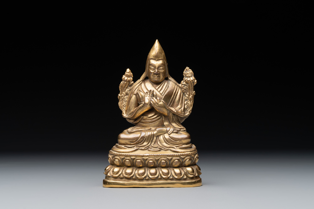 A Sino-Tibetan gilt bronze figure of a lama, 18/19th C.