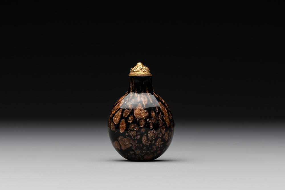 A Chinese aventurine-splashed black glass snuff bottle with a gilt stopper, 18/19th C.