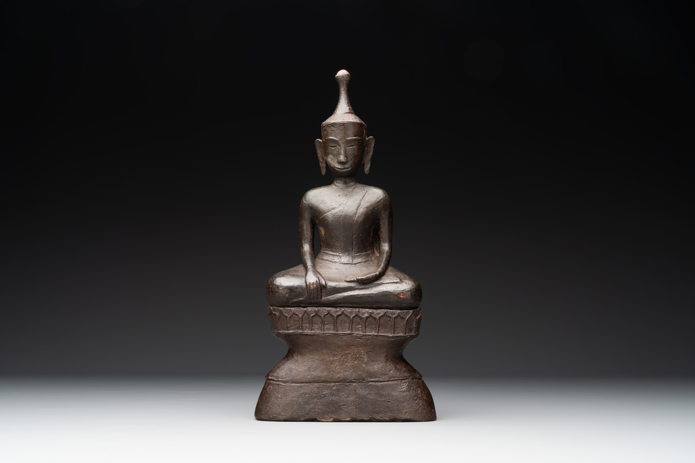 A Burmese bronze figure of a seated Buddha, 18/19th C.