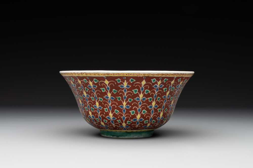 A rare Chinese red-ground Bencharong bowl for the Thai market, 玩玉 Wan Yu Mark, 19th C.