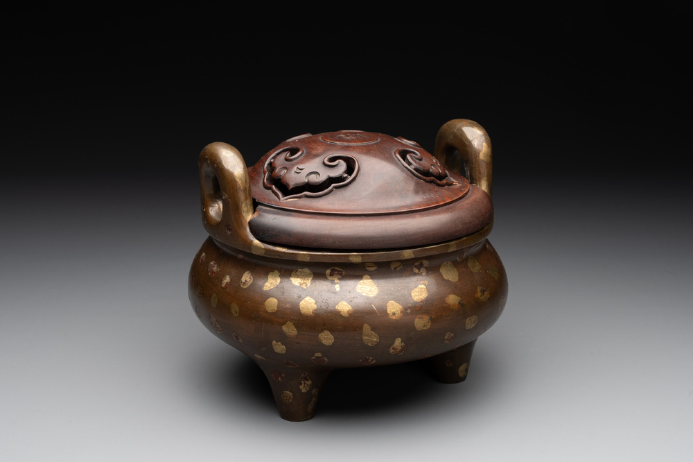 A Chinese gold-splashed bronze censer with wooden cover, Xuande mark, 17/18th C.