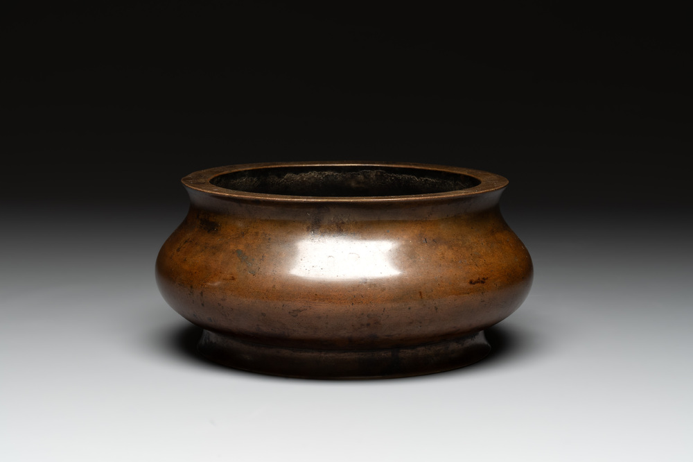 A large Chinese bronze censer, Xuande mark, 17/18th C.