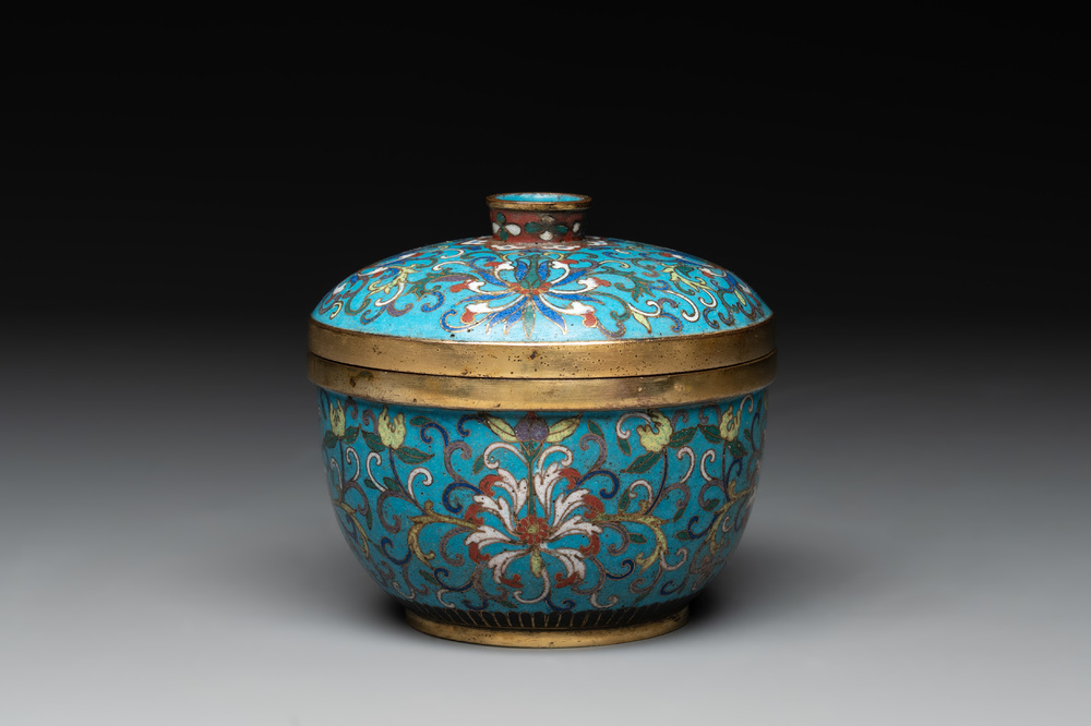 A Chinese cloisonn&eacute; 'lotus scroll' bowl and cover, 18/19th C.