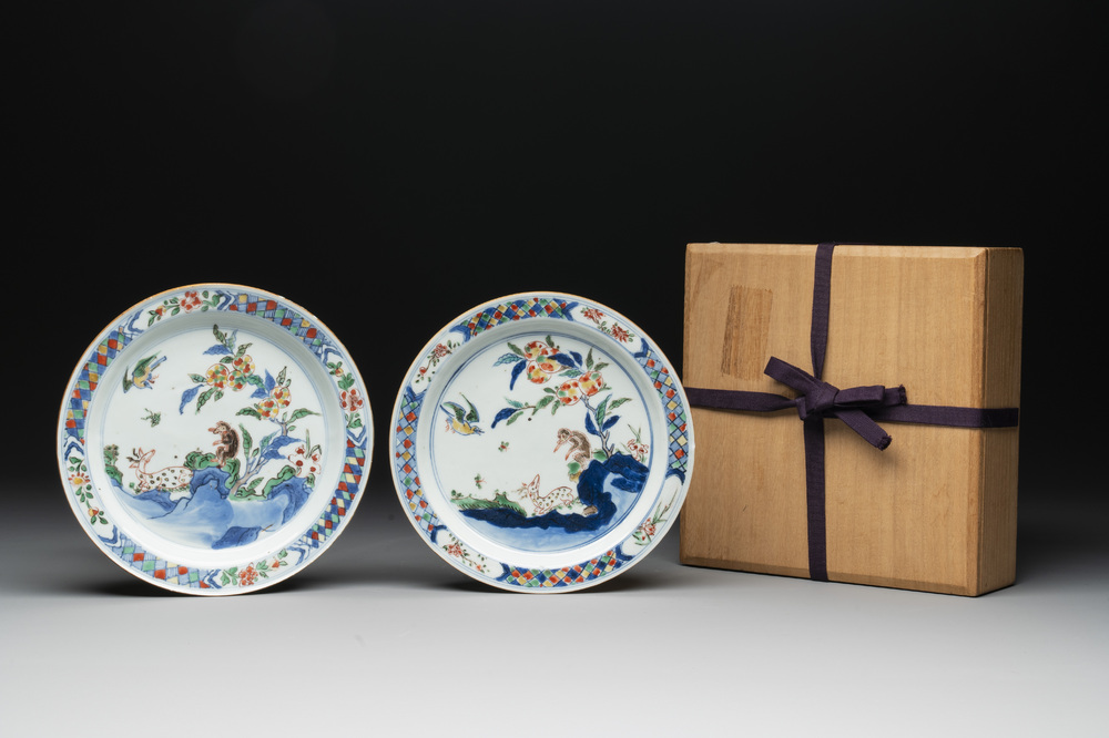 A pair of Chinese wucai ko-sometsuke 'monkey and deer' plates for the Japanese market and a tomobako, Chenghua mark, Chongzhen
