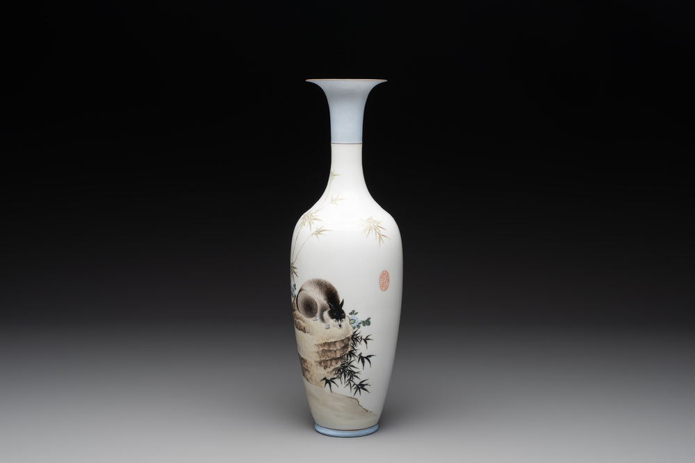 A Chinese polychrome-decorated eggshell 'cat' vase, Zhong Guo Jingdezhen Zhi 中國景德鎮製 mark, 20th C.