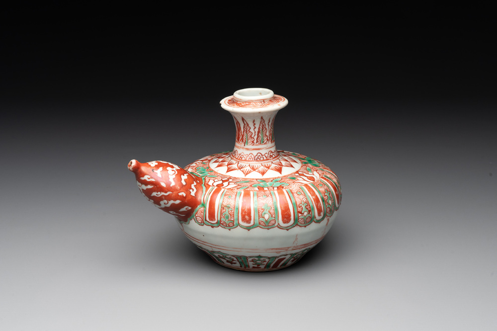 A Chinese Swatow green- and red-enamelled kendi with ornamental design, Ming