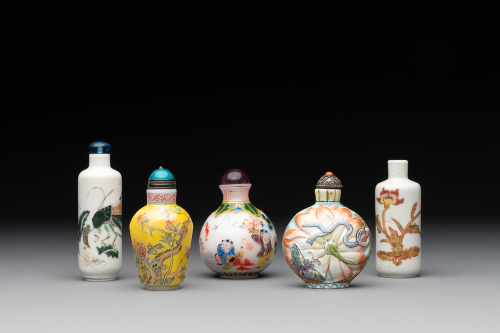 Three Chinese famille rose snuff bottles and two painted glass snuff bottles, Qianlong and Jujiutang mark, 19/20th C.