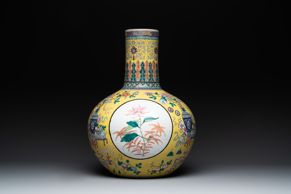 A large Chinese famille rose yellow-ground 'tianqiu ping' vase with flowers and antiquities, 19th C.
