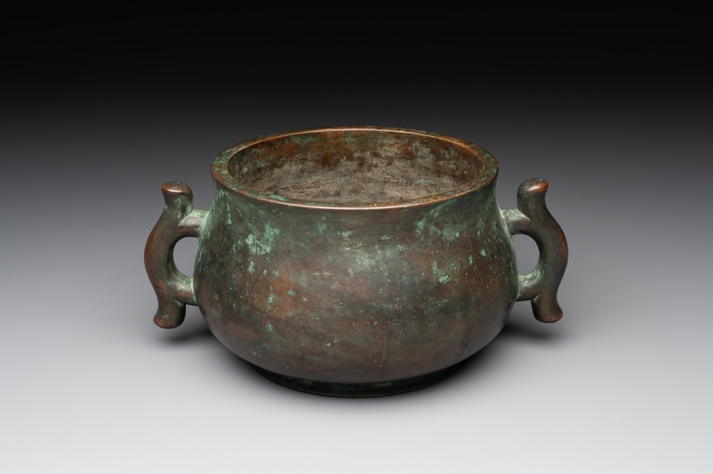 A Chinese bronze censer with 'ji 戟' handles, Zhi Xuan 致軒 mark, 17/18th C.