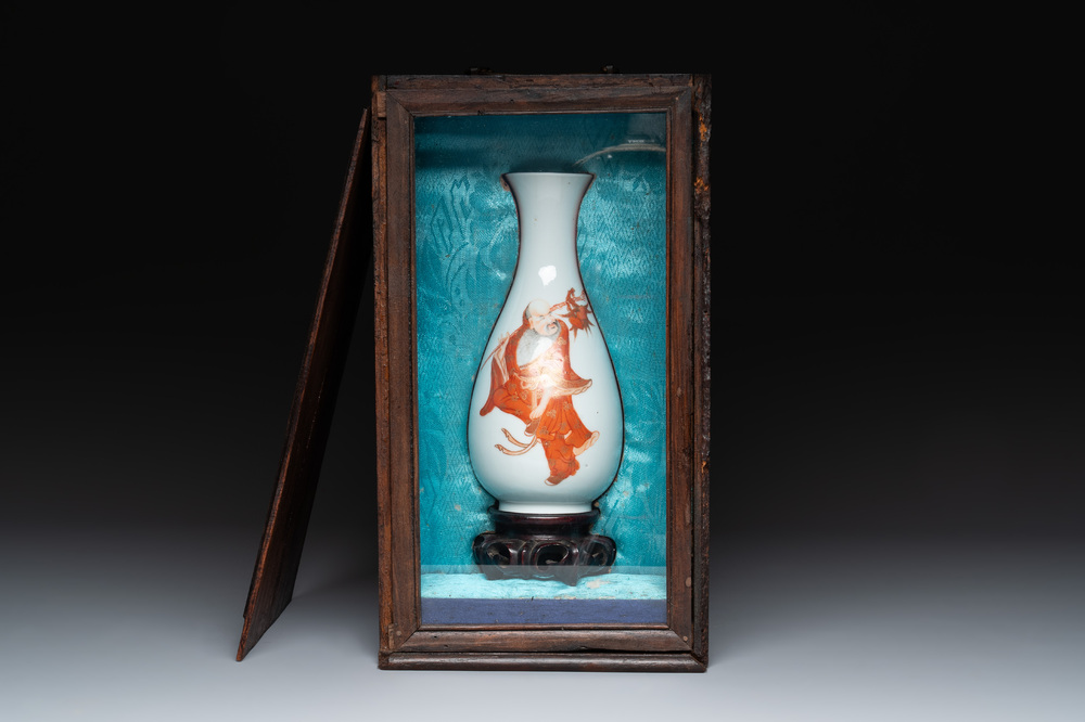 A Chinese gilt-decorated iron-red- and grisaille vase and a fitted box, Hongxian mark, Republic