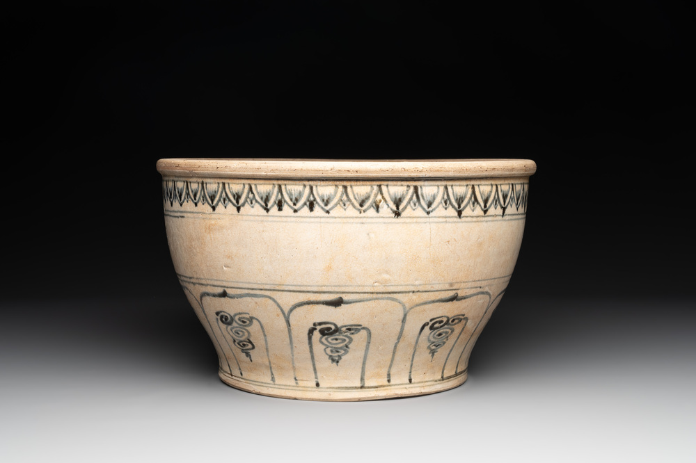 A Vietnamese or Annamese blue and white basin with floral design, 16th C.