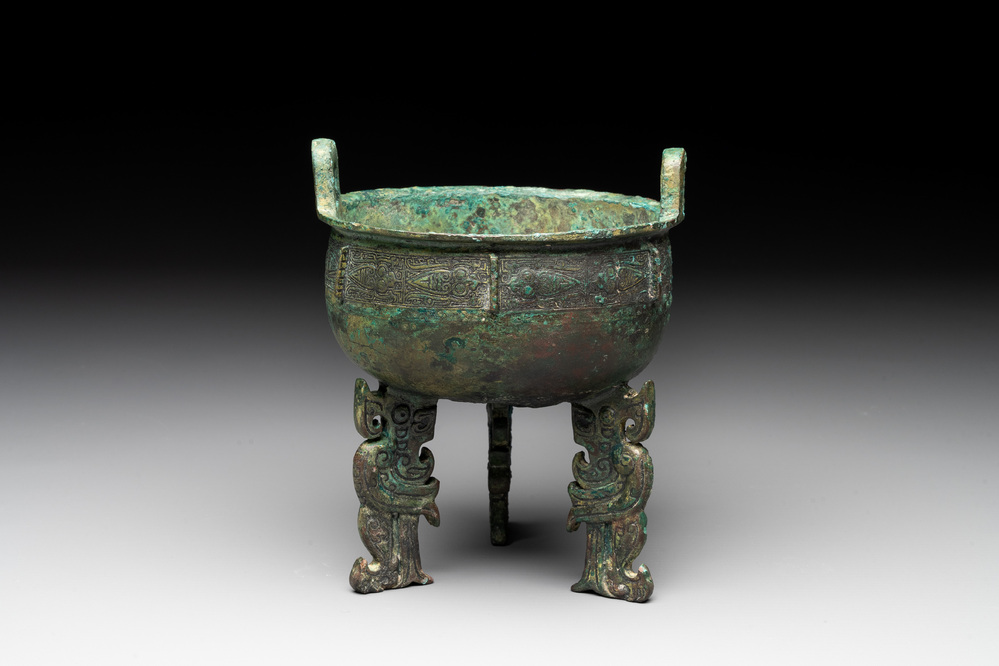 A rare Chinese archaic bronze tripod ritual food vessel, 'ding 鼎', Shang