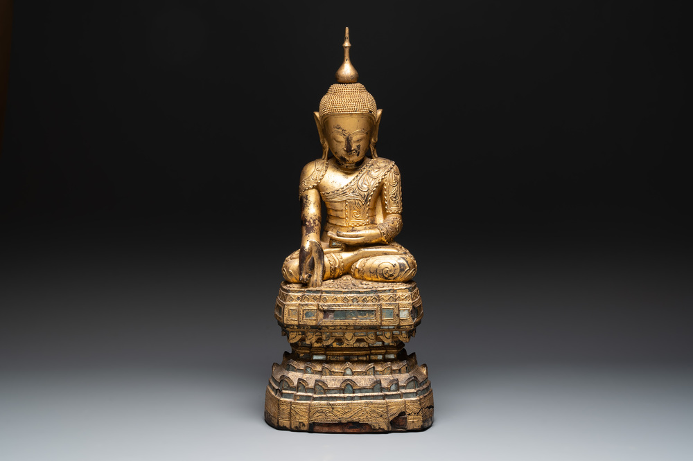 A fine Burmese mica-inlaid gilt-lacquered wooden Buddha, 19th C.