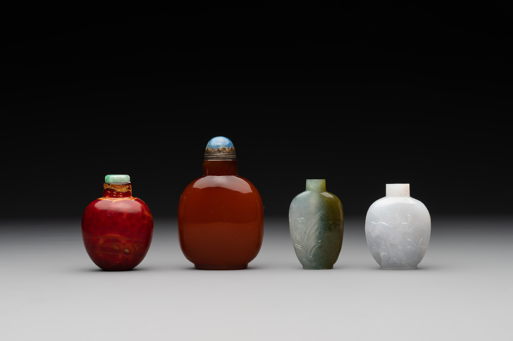 Four Chinese Peking glass, agate and jade snuff bottles, 19/20th C.